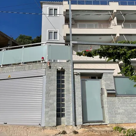 Seaside Apartment *
